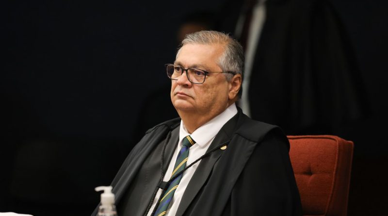 Flávio Dino abre apuração sobre emendas ligadas a produtora de filme de Bolsonaro