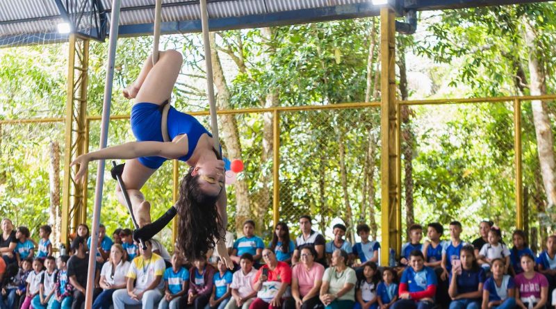 Festival Feminino de Artes Circenses encanta público da zona rural com palhaçaria, malabares e acrobacias