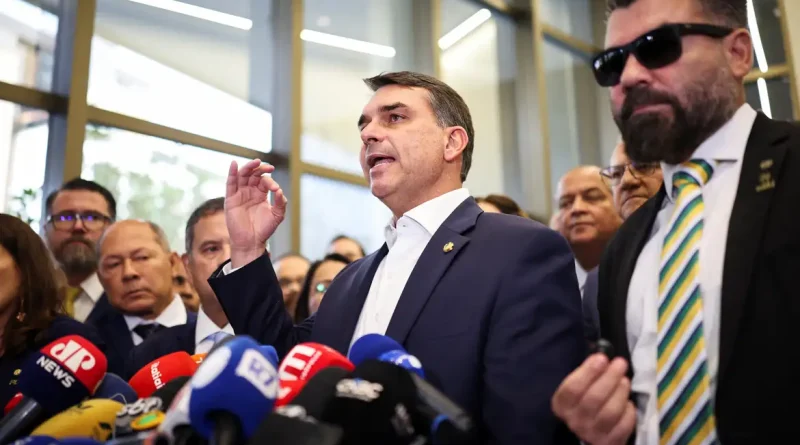 Flávio Bolsonaro confirma encontro com Vorcaro após prisão do banqueiro