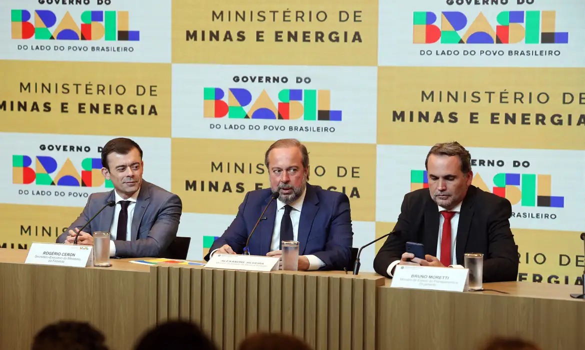 Governo cria subsídio para conter alta da gasolina e diesel no Brasil