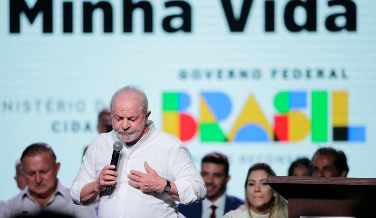 Lula entrega 576 moradias em Manaus e anuncia investimentos da Petrobras para construção de portos e geração de empregos no Amazonas.