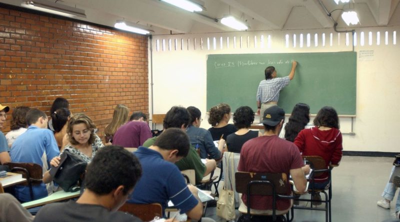 Enade: 53% dos professores formados em EAD têm desempenho insuficiente