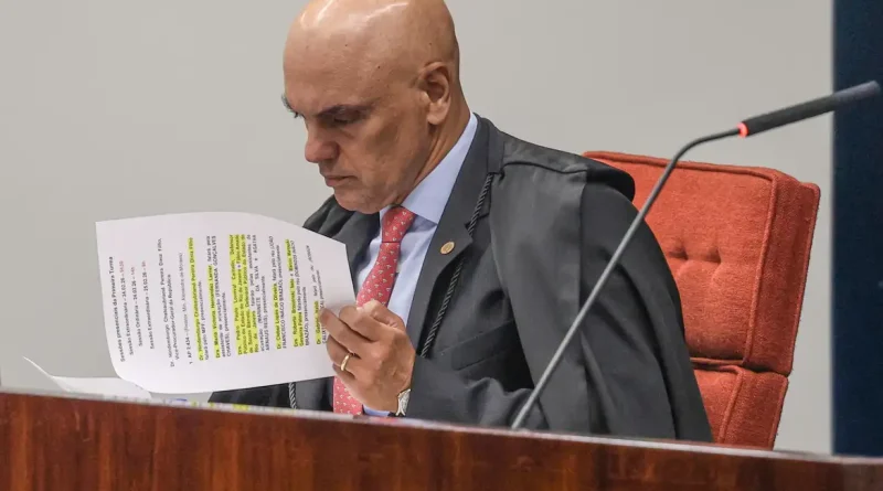 Moraes cobra governo por extradição de Carla Zambelli da Itália para o Brasil