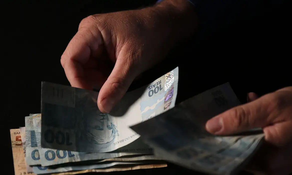  Estudo revela custo de R$ 48 bilhões com redução da jornada de trabalho no Brasil