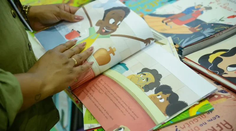 Álbum literário incentiva leitura nas escolas