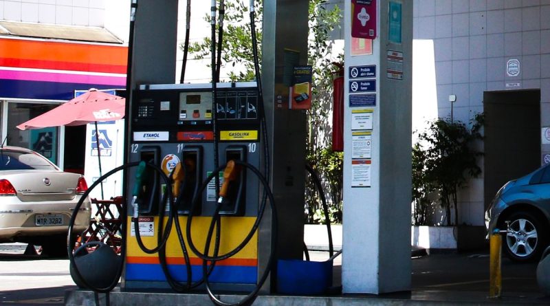 Combustíveis ficam mais baratos em maio