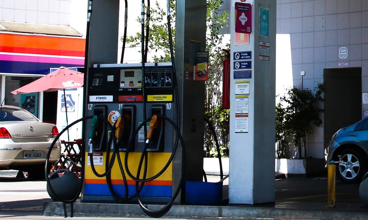 Combustíveis ficam mais baratos em maio
