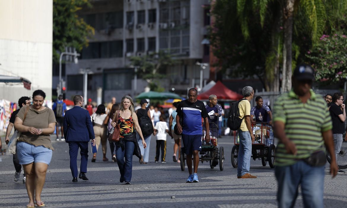 Empresas privadas lideram diferença salarial no Brasil