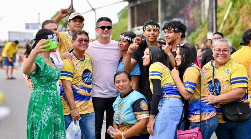 Ao lado da família, David Almeida acompanha Marcha para Jesus