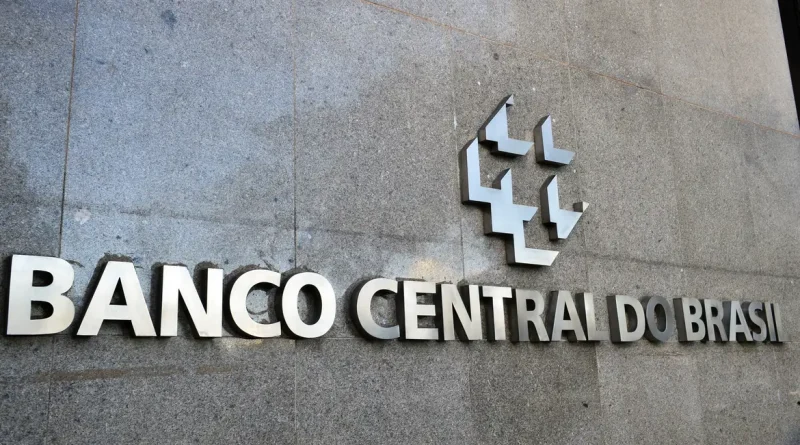 Inflação segue forte e mantém juros elevados
