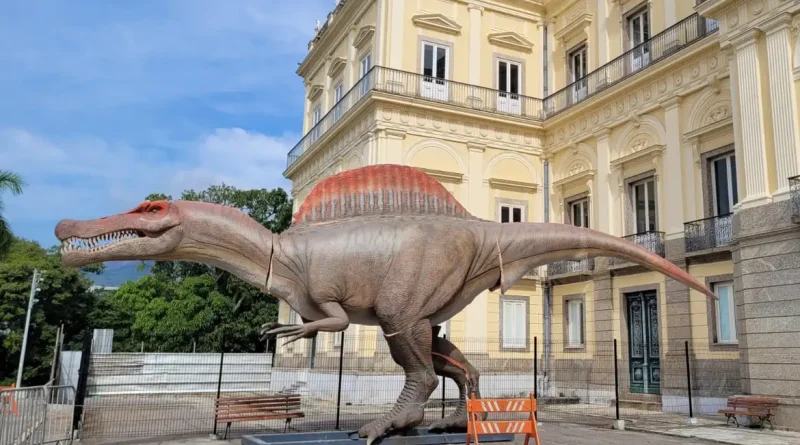 Um gigante na porta do museu chama atenção