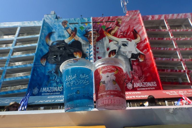Tricicleiros distribuem água gratuita em Parintins