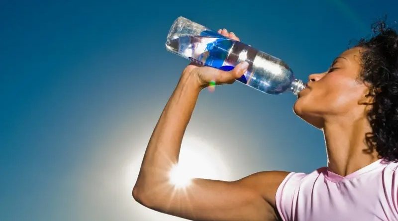 Idosos precisam beber mais água no inverno