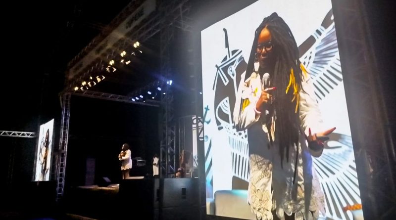 Carla Akotirene aborda racismo, sexismo e desigualdade