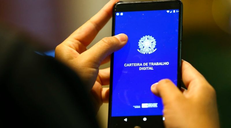 Desemprego cai e renda média chega a R$ 3.738