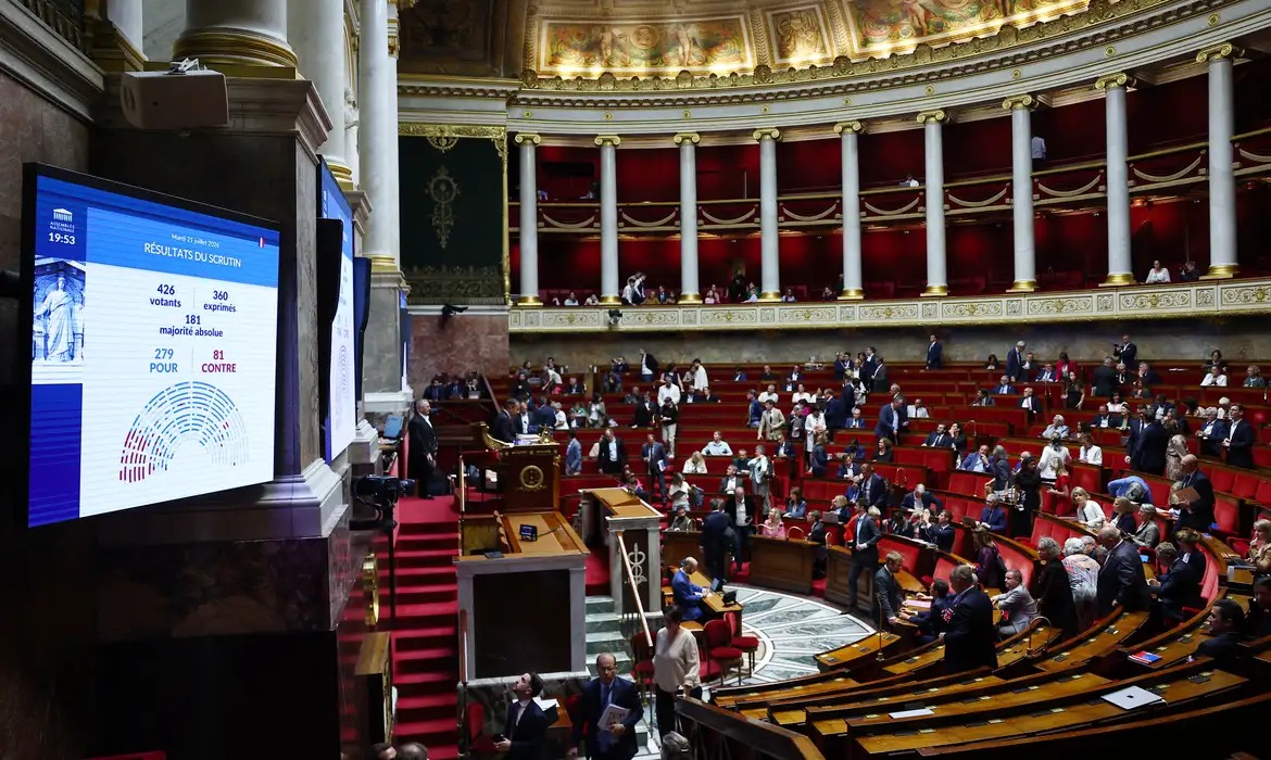 Emmanuel Macron defende proibição de redes sociais para menores de 15 anos na França