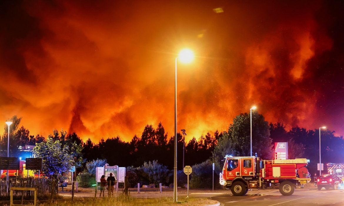 Incêndio na França já destruiu cerca de 2 mil hectares de vegetação