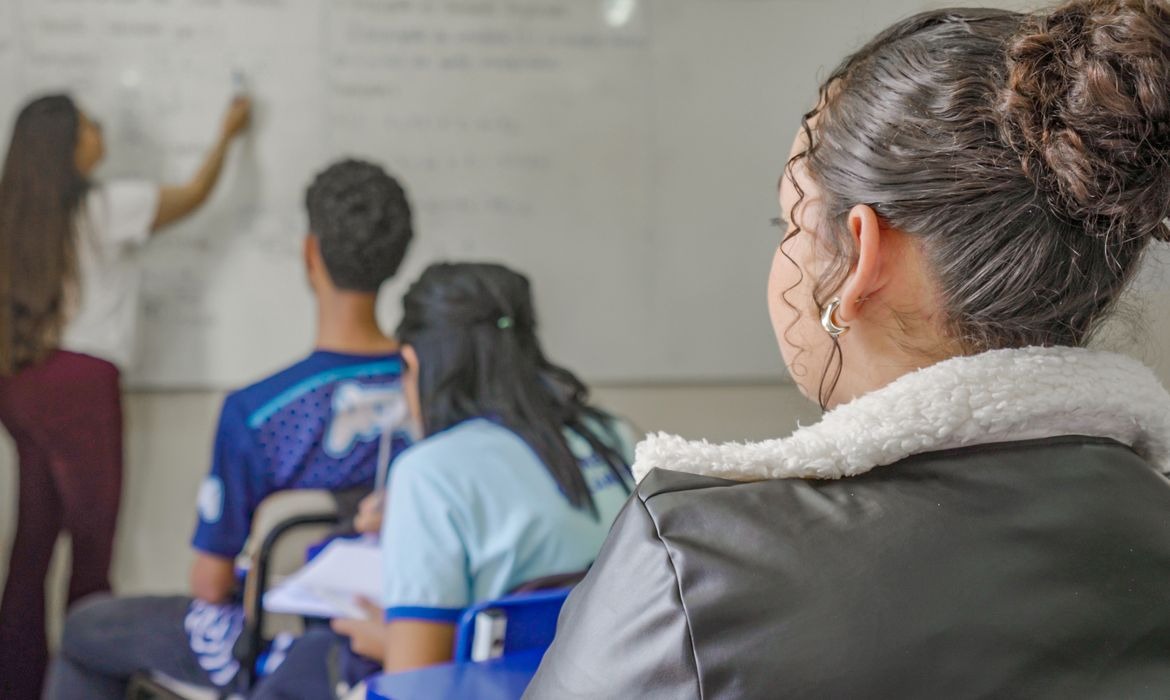 Ensino médio registra melhor desempenho da história no Ideb 2025