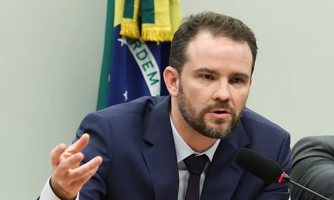  Dívida pública brasileira aumenta com impacto dos juros, afirma ministro Durigan