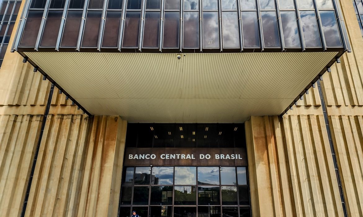 Previsão para inflação cai, mas permanece acima do limite da meta