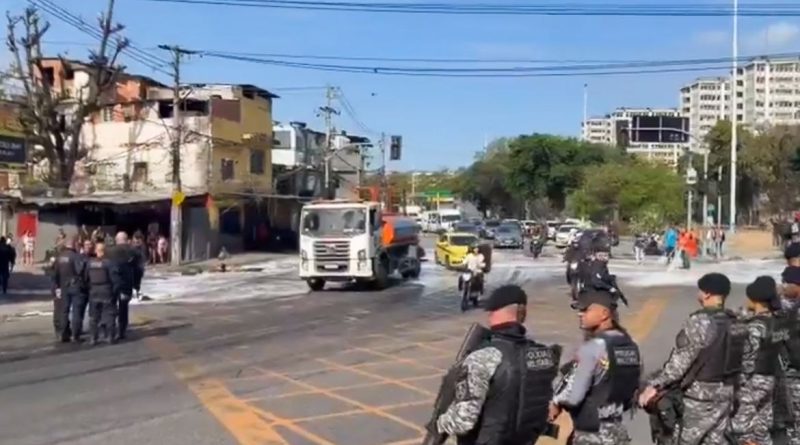 Avenida Rei Pelé é bloqueada durante protesto no Rio