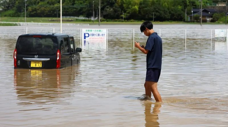 Temporal perto de Tóquio deixa mortos e causa caos