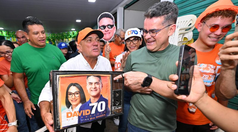 David Almeida recebe apoio durante caminhada na Compensa