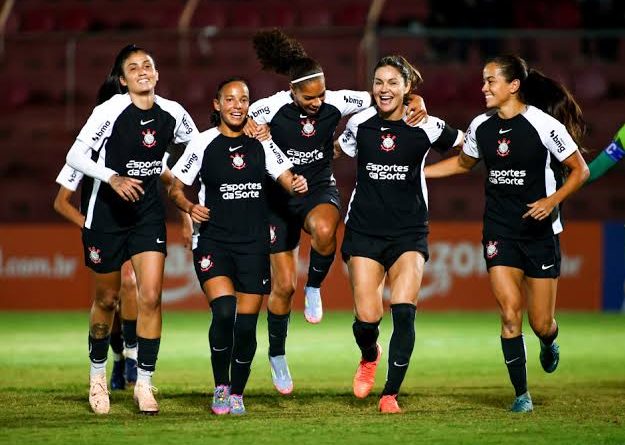 Corinthians lidera Brasileirão Feminino com 37 pontos