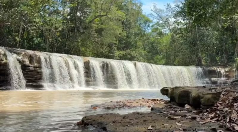 Água da Cachoeira Natal muda de cor e possível dano ambiental é investigado no AM
