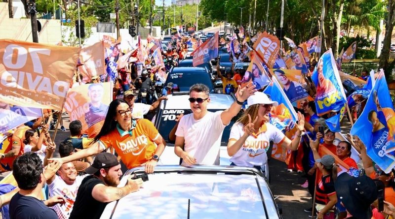 David Almeida participa de carreata que percorre bairros de Manaus