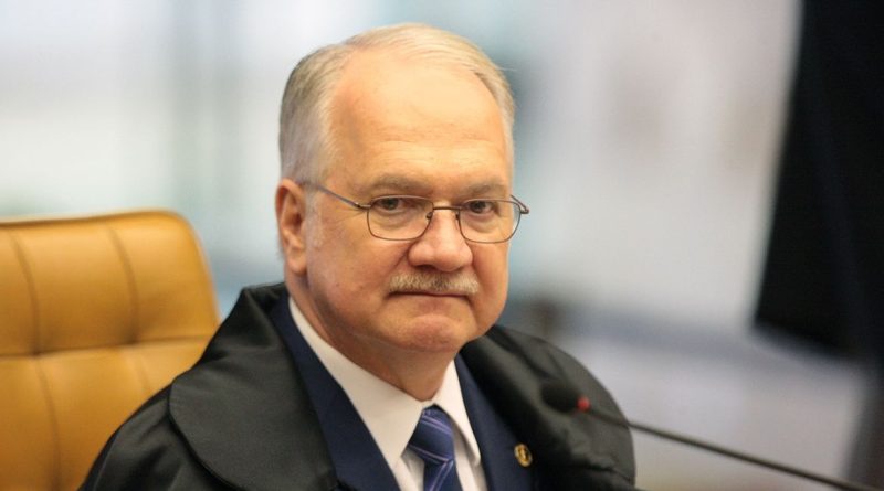 Fachin dá 24 horas para Mendonça retirar sigilo de documentos do Banco Master