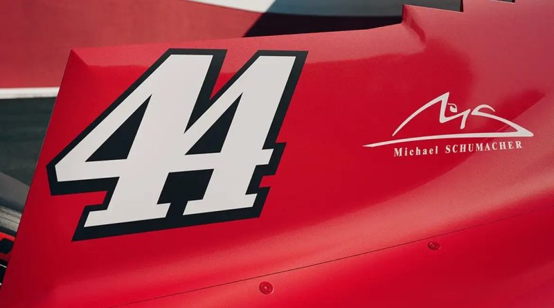 Ferrari homenageia Schumacher em Monza
