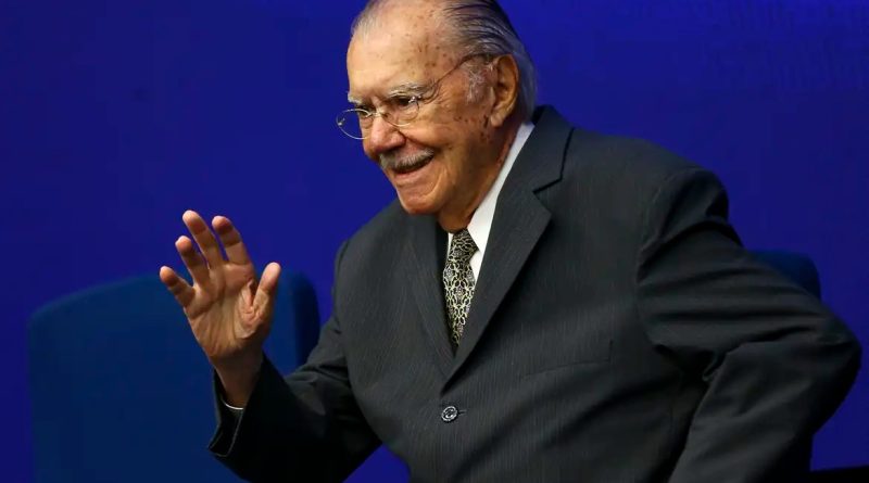 José Sarney é internado em SP para tratar pneumonia