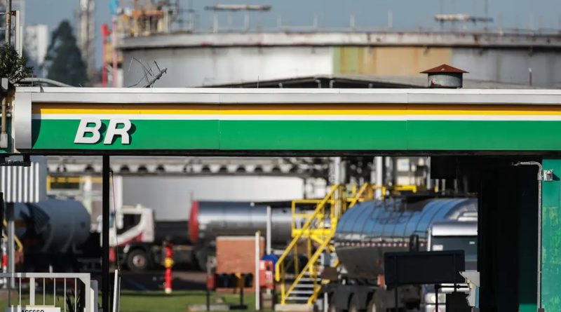Petrobras aumenta diesel em R$ 1, mas subsídio mantém preço