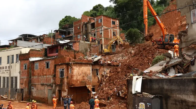 Juiz de Fora (MG), 27/02/2026 - Buscas pela última criança desaparecida no deslizamento de terra ocorrido durante tempestade da noite de segunda-feira, 22 de fevereiro, que vitimou 21 pessoas e deixou várias casas destruídas no bairro Jardim Burnier. Foto: Rovena Rosa/Agência Brasil