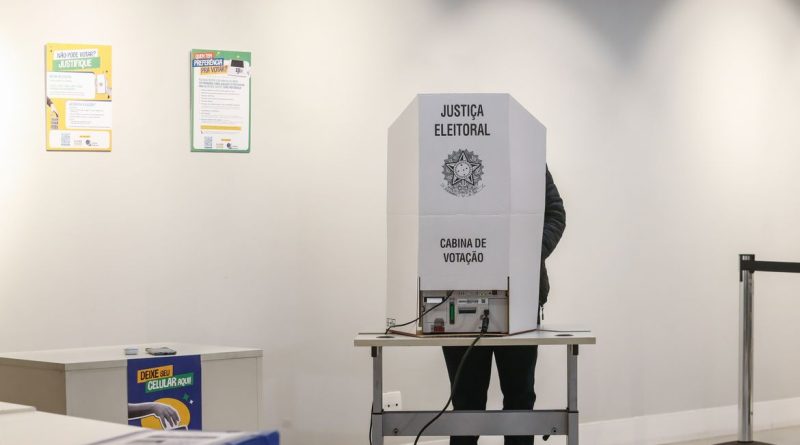 São Paulo (SP) 24/09/2026 - O Tribunal Regional Eleitoral de São Paulo (TRE-SP) , durante demonstração para a imprensa do fluxo de votação das Eleições 2026. Além de uma apresentação sobre o chamado “derrame de santinhos” e o novo provimento da Corregedoria do Tribunal que disciplina a fiscalização e a repressão desse crime eleitoral. O evento realizado na sede do TRE-SP. Urna Eletrônica . Foto: Paulo Pinto/Agência Brasil