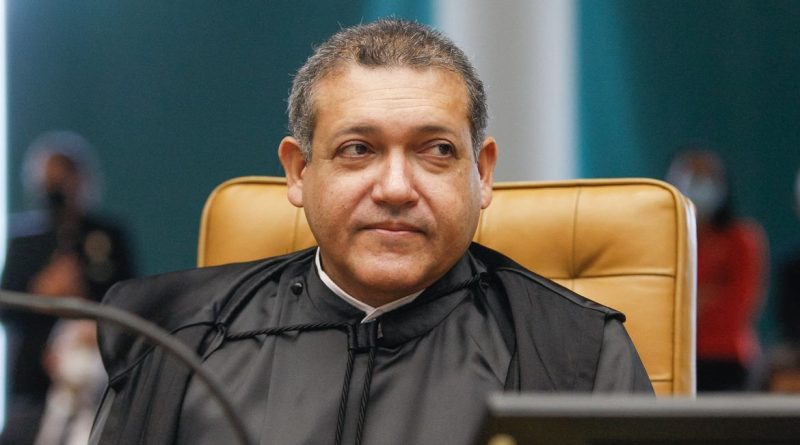 Ministro Nunes Marques durante sessão solene de posse no STF.
