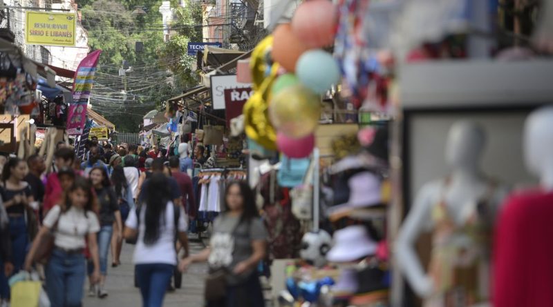 Pedestres nas ruas na tradicional área de compras do Saara, no centro do Rio de Janeiro