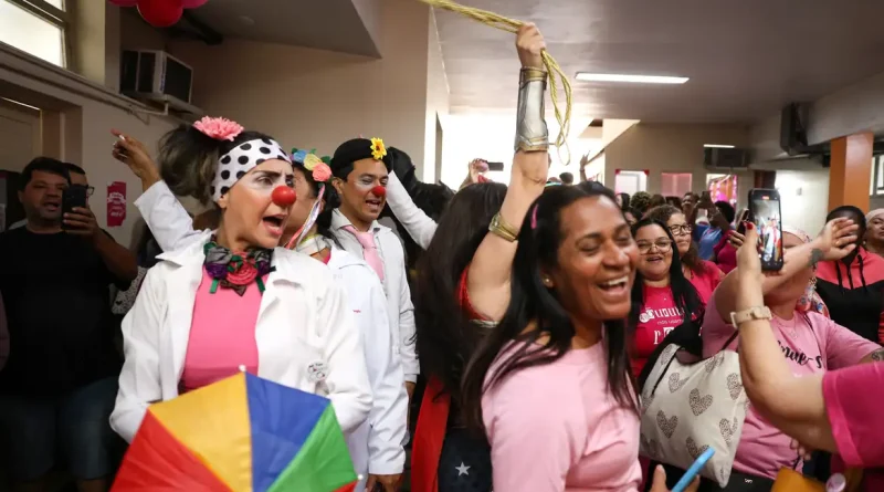 Rio de Janeiro (RJ), 23/10/2025 – Grupo de palhaços faz apresentação durante celebração do Outubro Rosa no Hospital do Câncer III, na zona norte do Rio de Janeiro. Foto: Tomaz Silva/Agência Brasil