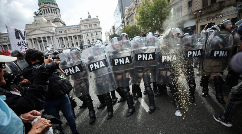 Membros das forças de segurança da Argentina atuam durante protesto no centro de Buenos Aires 12/03/2025 REUTERS/Agustin Marcarian