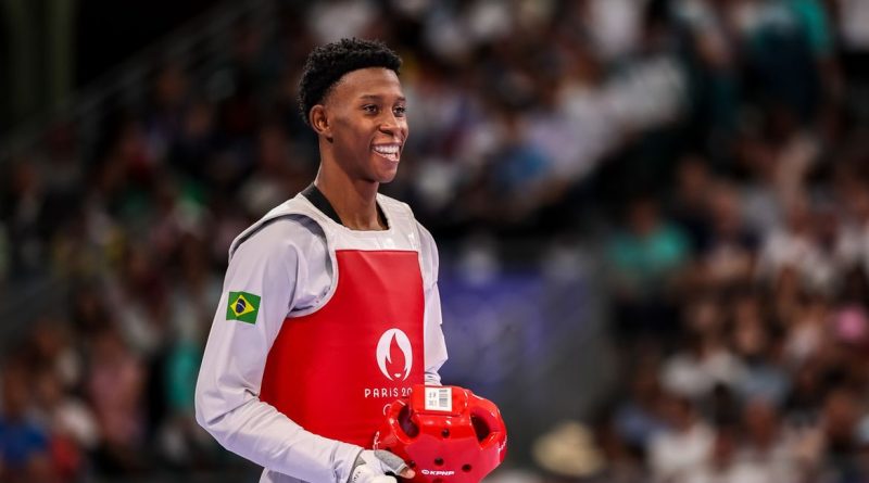 2024.08.09 - Jogos Olímpicos Paris 2024- Taekwondo masculino - Henrique Marques (de vermelho) enfrenta Seo Geon-woo, da Coréia do Sul, nas quartas de final da categoria até 80kg. Foto: Miriam Jeske/COB