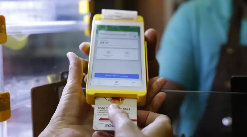 Rio de Janeiro (RJ), 12/01/2025 – Transação comercial em maquininha. Novo decreto moderniza o Programa de Alimentação do Trabalhador (PAT) e traz novas regras ao sistema de vale-alimentação e vale-refeição. Foto: Fernando Frazão/Agência Brasil