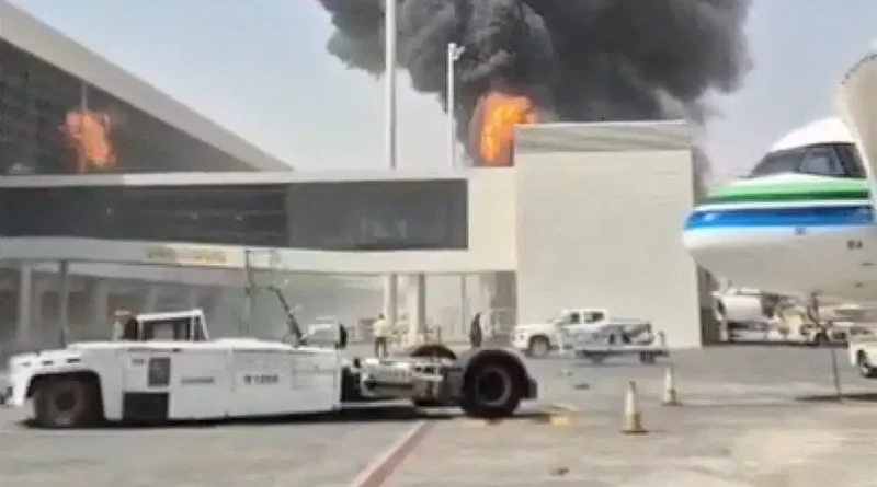 Fumaça e chamas se elevam do Aeroporto Rei Khalid, depois que os houthis do Iêmen afirmaram terem atacado o aeroporto, em Riad. Reuters/Frame/Proibida reprodução