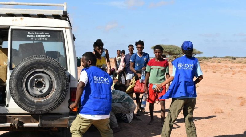 Funcionários da Organização Internacional para as Migrações recebem imigrantes após barco ter virado enquanto navegava de Djibuti para o Iêmen 10 de outubro de 2026 Kennedy Omondi Okoth/Organização Internacional para as Migrações/Divulgação via REUTERS