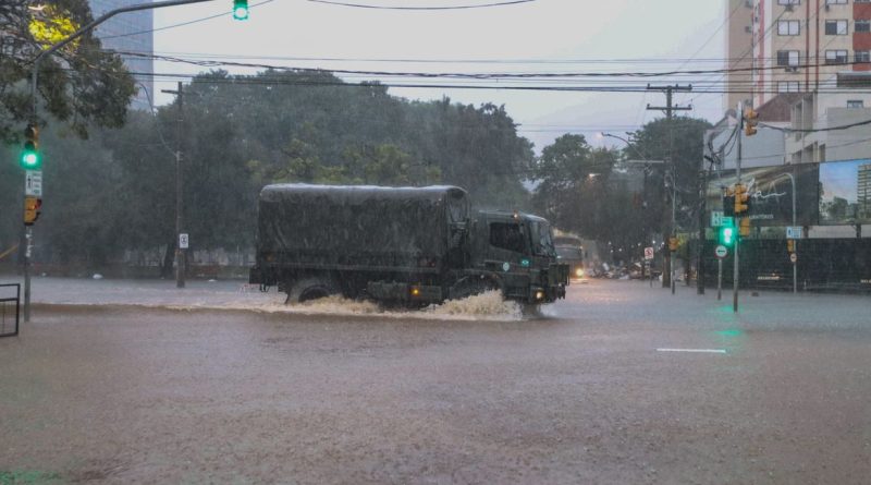 Porto Alegre (RS), 23/05/2024 – CHUVAS/ RS - ENCHENTES - Exército faz o resgate de pessoas, após forte chuva em Porto Alegre. Foto: Rafa Neddermeyer/Agência Brasil
