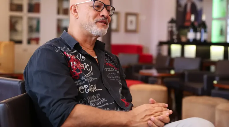 Rio de Janeiro (RJ), 14/10/2026 – O escritor luso-cabo-verdiano, Joaquim Arena, que participará do Clube de Leitura do Centro Cultural Banco do Brasil Rio de Janeiro (CCBB-RJ),  fala à Agência Brasil, no centro da capital fluminense. Foto: Tomaz Silva/Agência Brasil