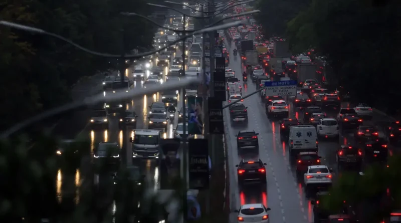 São Paulo (SP), 10/09/2026. - Trânsito de carros durante chuva em São Paulo. Foto: Paulo Pinto/Agencia Brasil