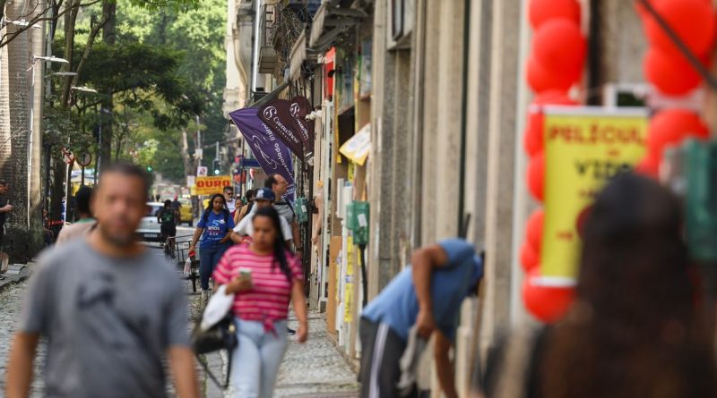 Rio de Janeiro (RJ), 15/10/2026 – Pessoas caminham em rua comercial no centro do Rio de Janeiro Foto: Tomaz Silva/Agência Brasil