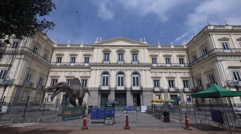 Rio de Janeiro (RJ), 15/10/2026 - O ministro da Educação, Leonardo Barchini, anunciou, o investimento de R$ 10 milhões para dar continuidade aos trabalhos de recuperação do Museu Nacional da Universidade Federal do Rio de Janeiro (UFRJ), que passou por um grande incêndio em 2018. Foto: Bruna Araújo/MEC