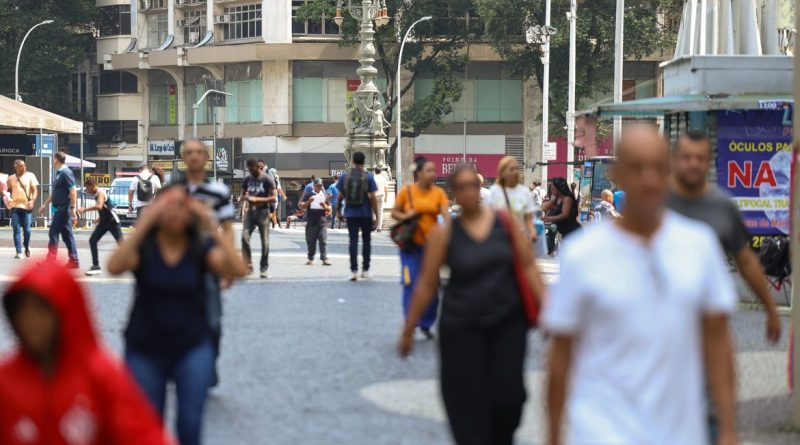 Rio de Janeiro (RJ), 15/10/2026 – Pessoas caminham em rua comercial no centro do Rio de Janeiro Foto: Tomaz Silva/Agência Brasil